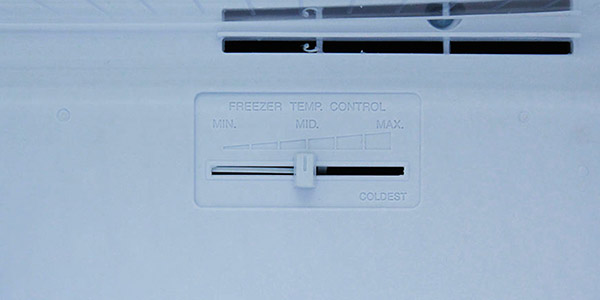Cách điều chỉnh nhiệt độ tủ lạnh Hitachi bằng nút vặn1