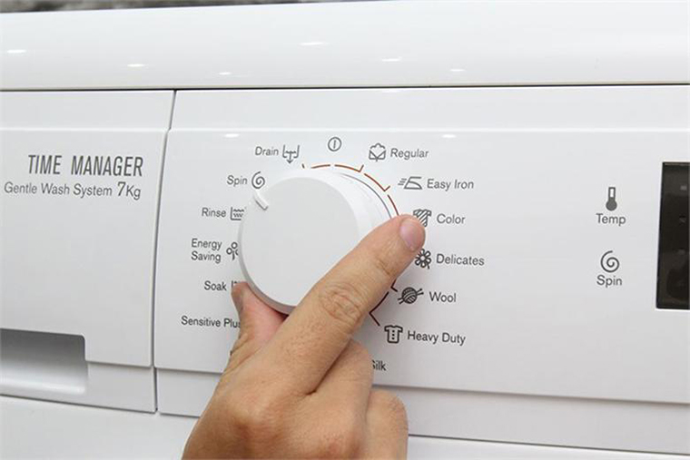 cách vắt quần áo bằng máy giặt electrolux
